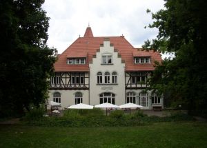 <p>Schlosshotel Derenburg umgeben von einem Park</p>
